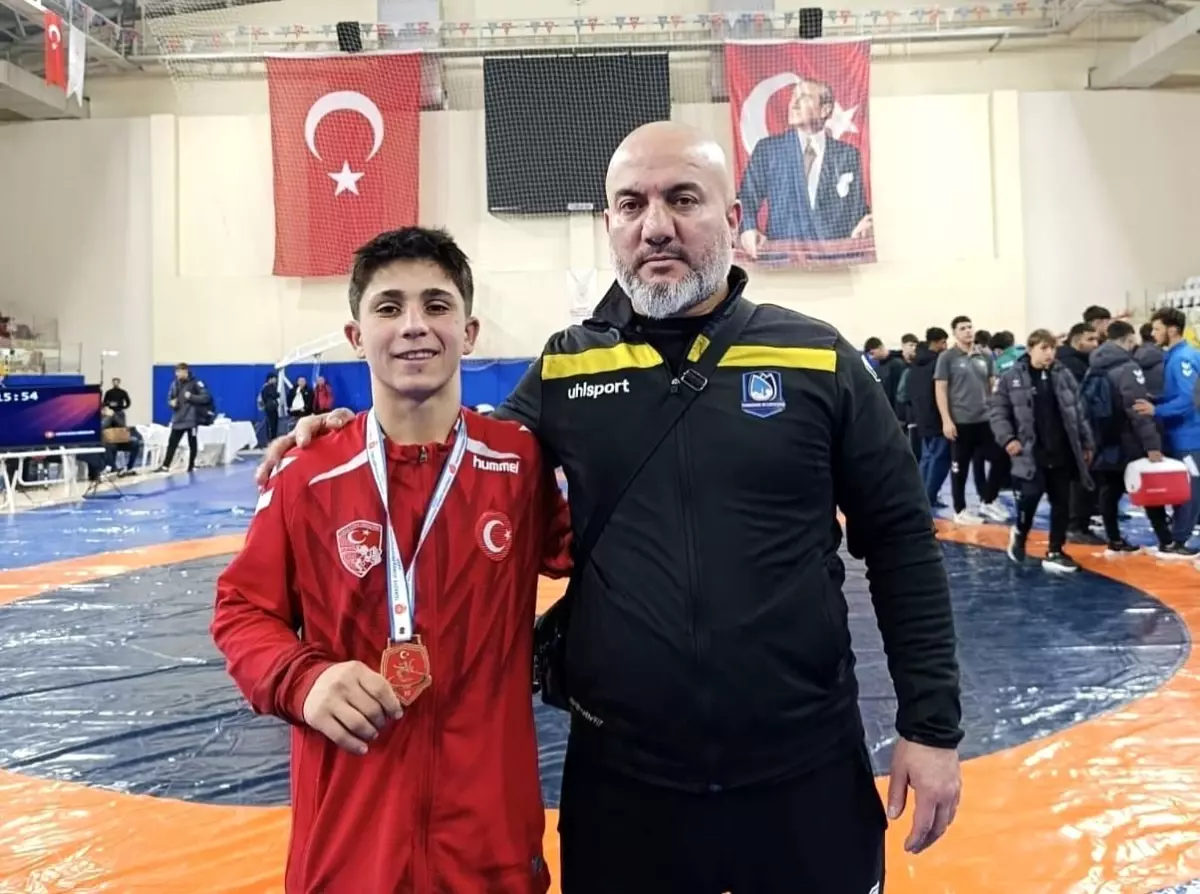 15 Yaşındaki Güreş Yıldızı, İki Yaş Büyük Rakiplerini Geride Bırakarak Altın Kazandı