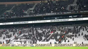 Stadyumda protesto eden taraftarlar