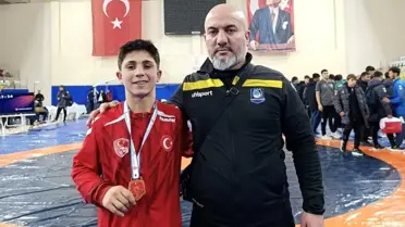 15 Yaşındaki Güreş Yıldızı, İki Yaş Büyük Rakiplerini Geride Bırakarak Altın Kazandı