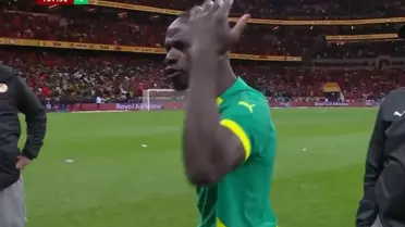 Sadio Mane takımını sahaya ikna ederken