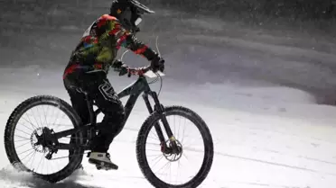 Snowbike yarışından aksiyon fotoğrafı