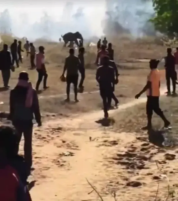 Saldırı sonrası yıkılmış evler