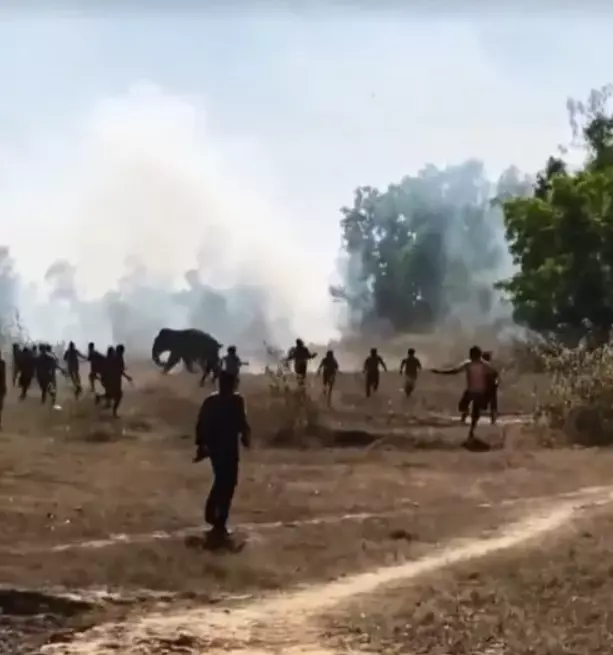Köylülerin çatıda gece bekleyişi