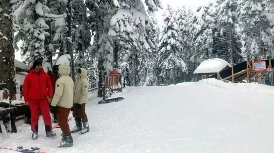 Arkut Dağı Kayak Merkezi'nde Kar Kalınlığı 1 Metreyi Aştı, Yoğun Kayak Trafiği