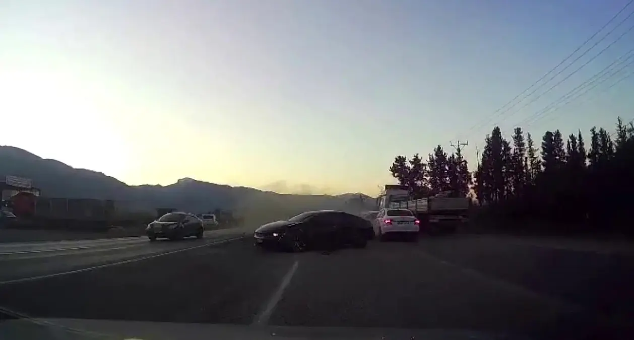 Hatay'da 5 Araç Zincirleme Kazası: 4 Yaralı ve Kamera Görüntüsü