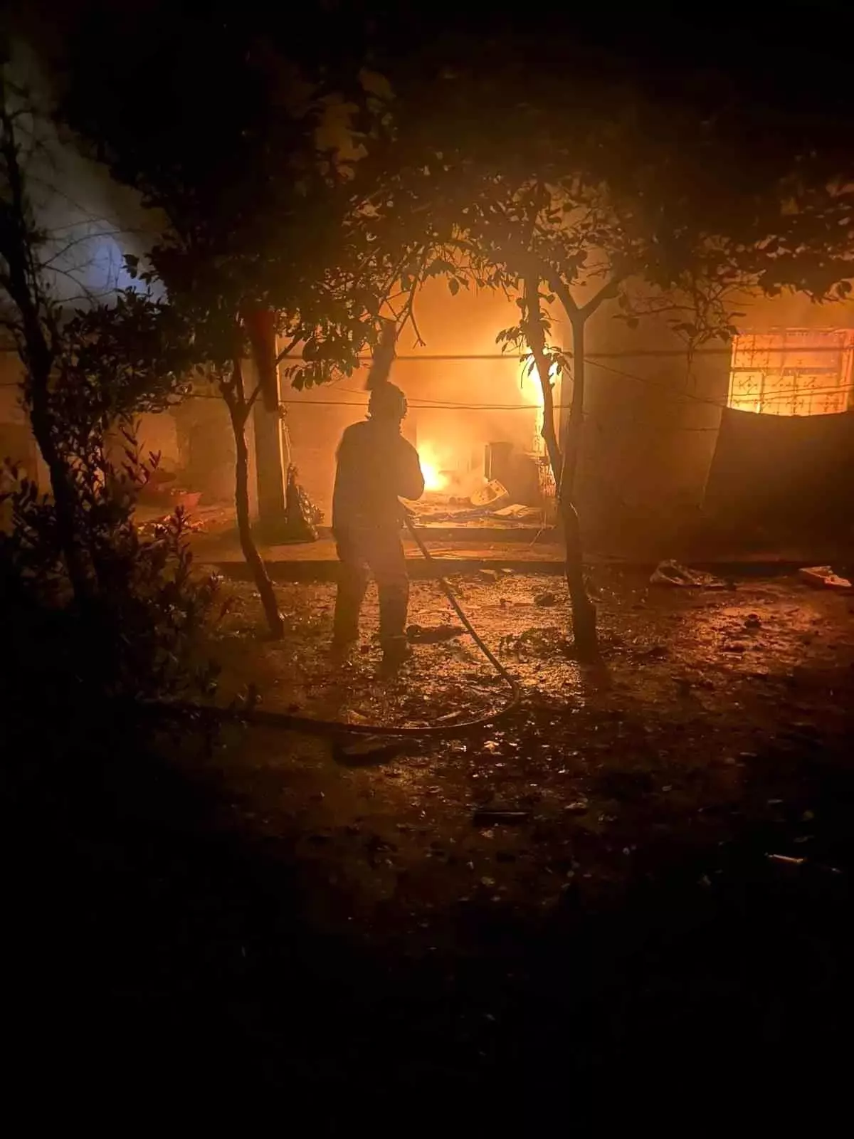 Reyhanlı’da Yangın Çıkan Evde Mahsur Kalan Kedi İtfaiye Ekibi Tarafından Kurtarıldı