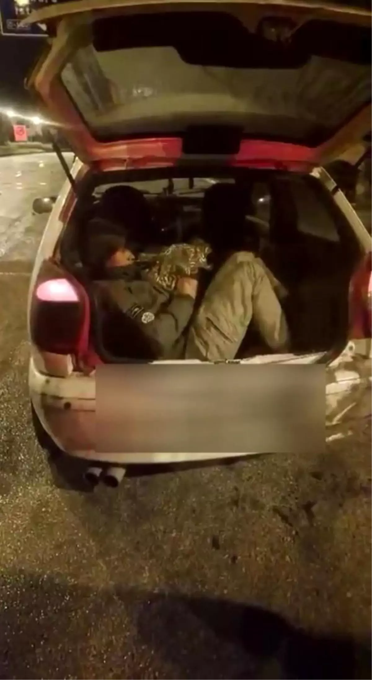 Amasya’da Otomobil Bagajında 5 Afgan Kaçak Göçmen Tutuklandı