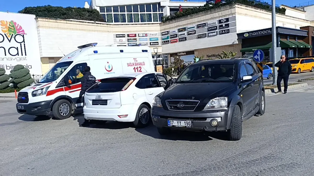 Manavgat'ta İki Otomobil Çarpıştı: 3 Yaralı ve Soruşturma Başladı