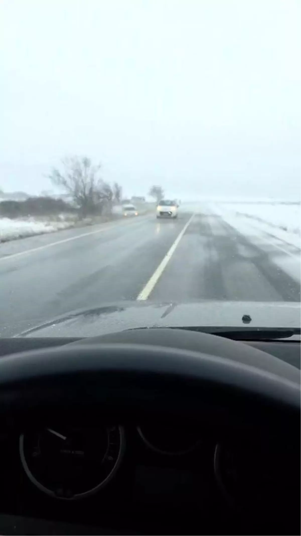 Arnavutköy’de Kar Yağışı PTT Kargosunu Kaygan Zeminde Tehlikeye Soktu