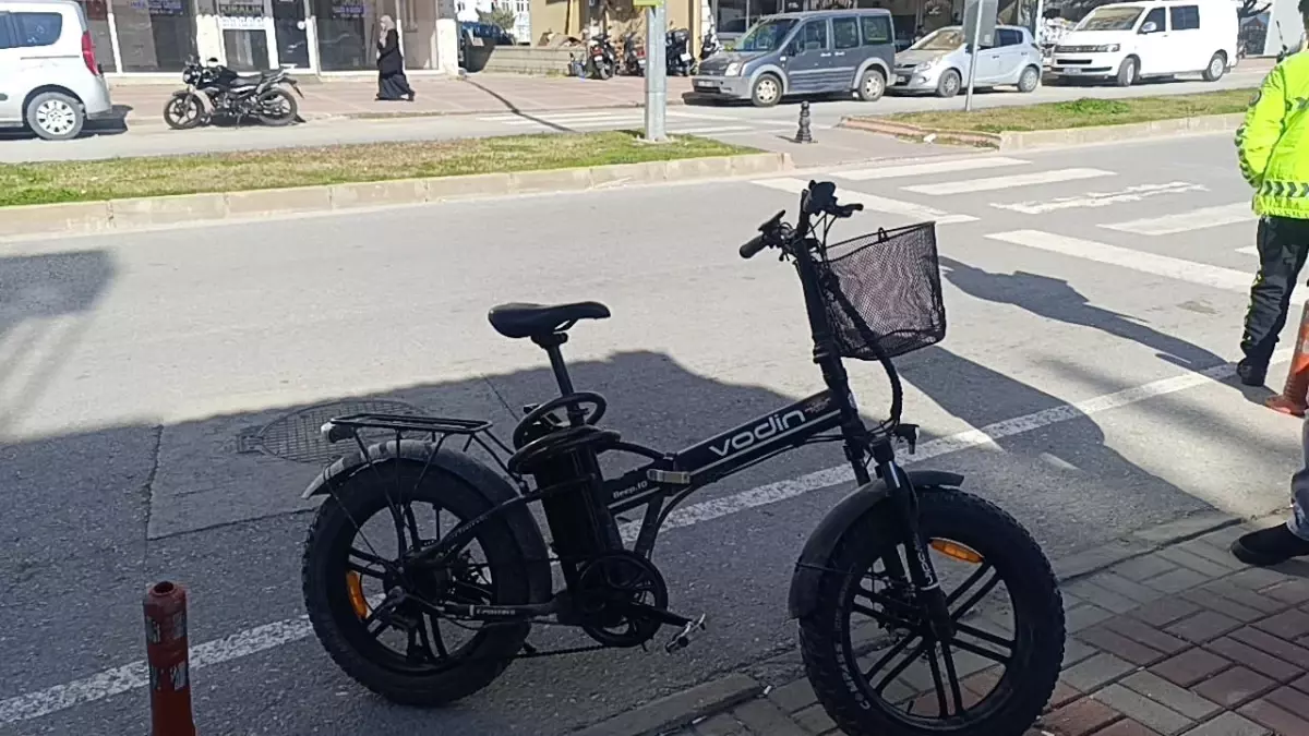 Manavgat'ta Motosiklet ve Elektrikli Bisiklet Çarpışması: 1 Yaralı