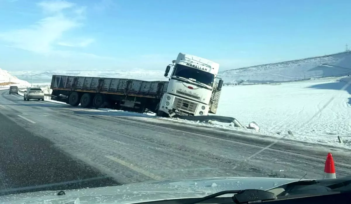 Batman-Hasankeyf Karayolu’nda Buzlu Havada Zincirleme Kaza