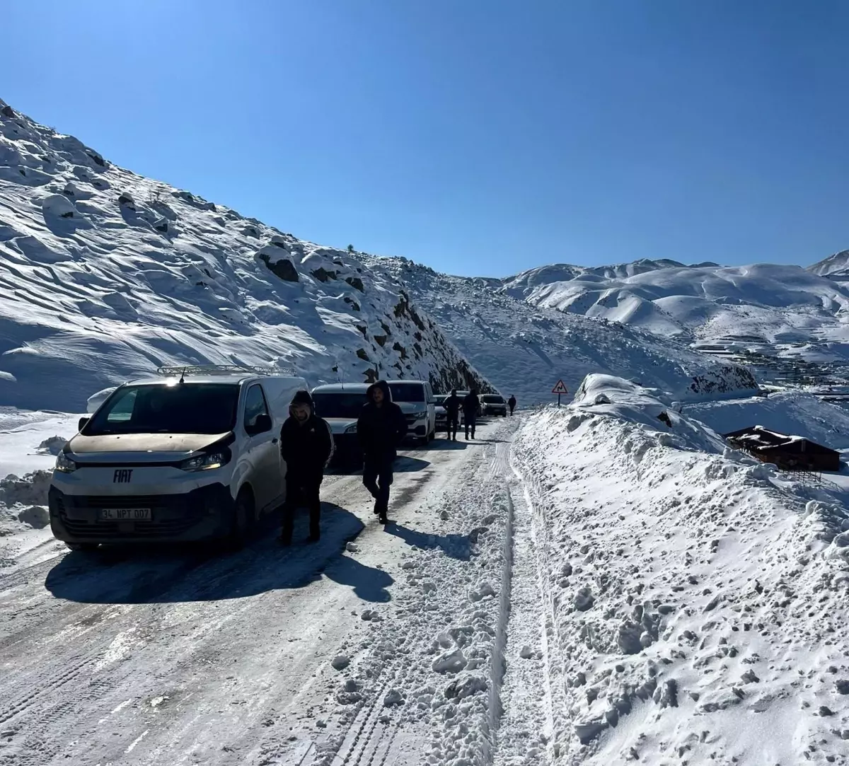 Adıyaman-Çelikhan Yolunda Yoğun Kar Nedeniyle Trafik Felç Oldu