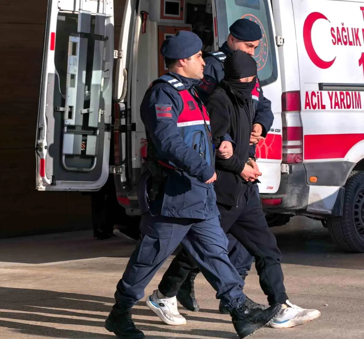 İnegöl'de Kaçak Mahkumun Silahlı Saldırısı: 2 Yaralı ve Şüpheli Yakalandı