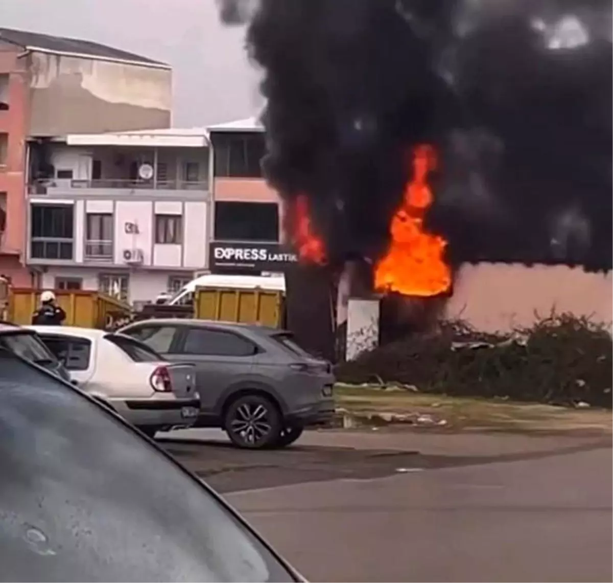 Bursa Osmangazi'de Trafo Patlaması ve Yangın Halkı Panik İçine Sürükledi