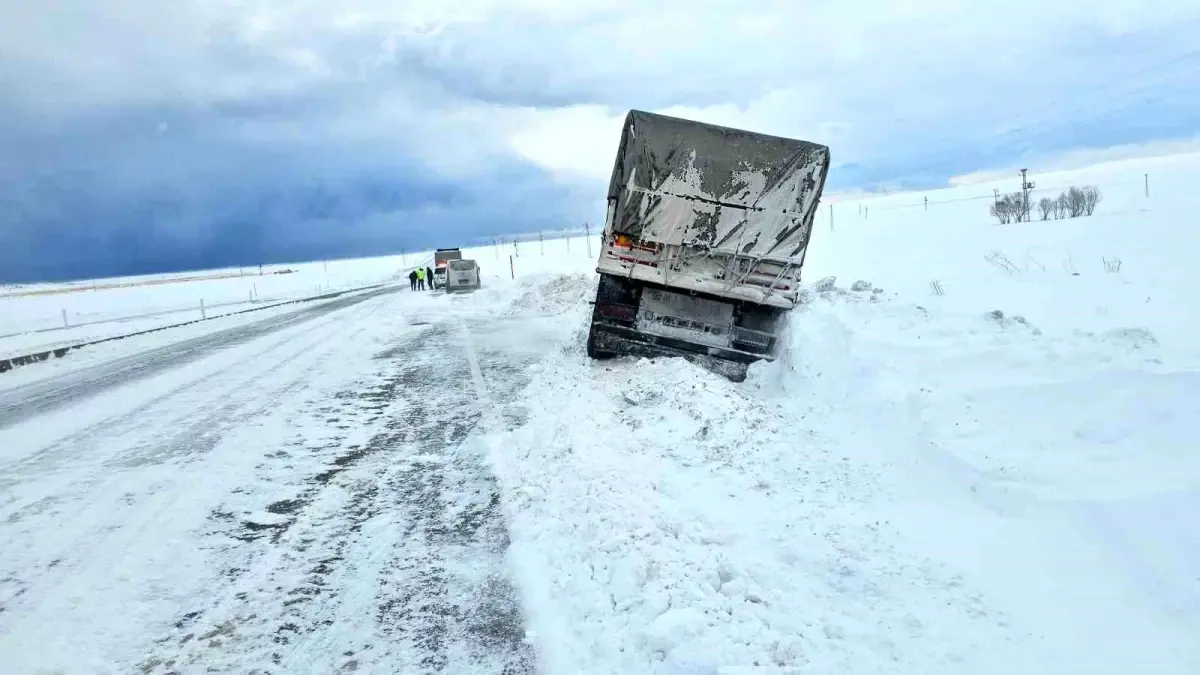 Adilcevaz’da Buzlu Yollar Birçok Trafik Kazasına Yol Açtı