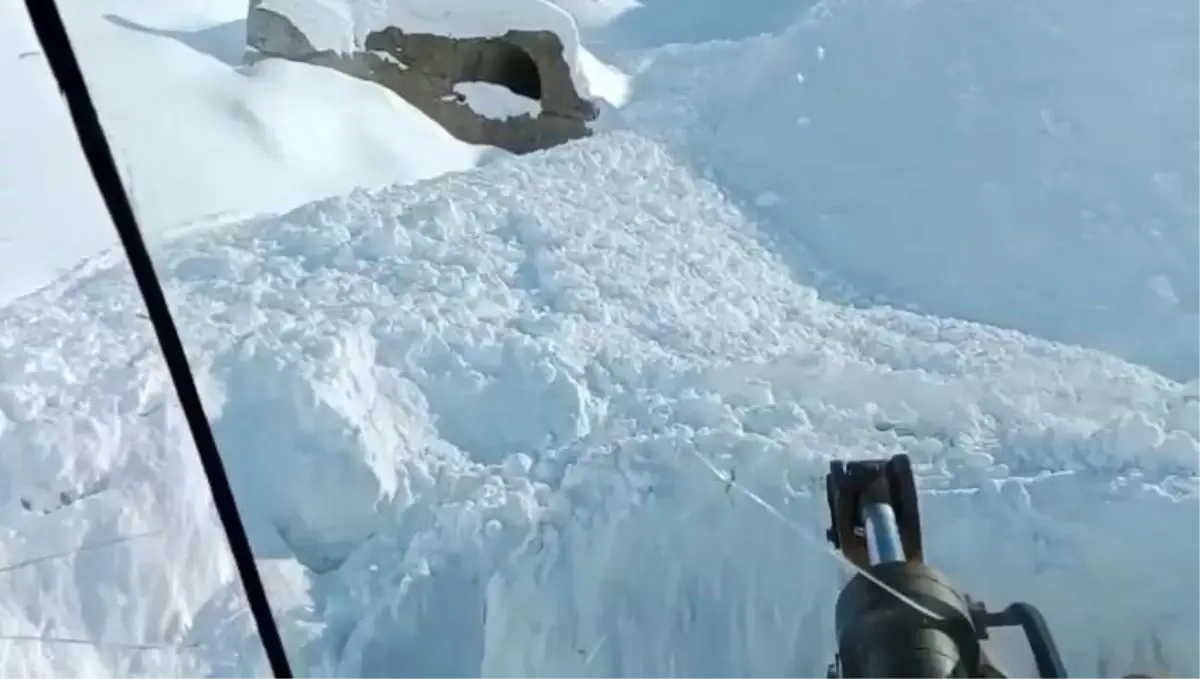 Tirnik Geçidi Yeniden Açıldı: Çığ Temizliği Sonrası Trafik Yeniden Başladı