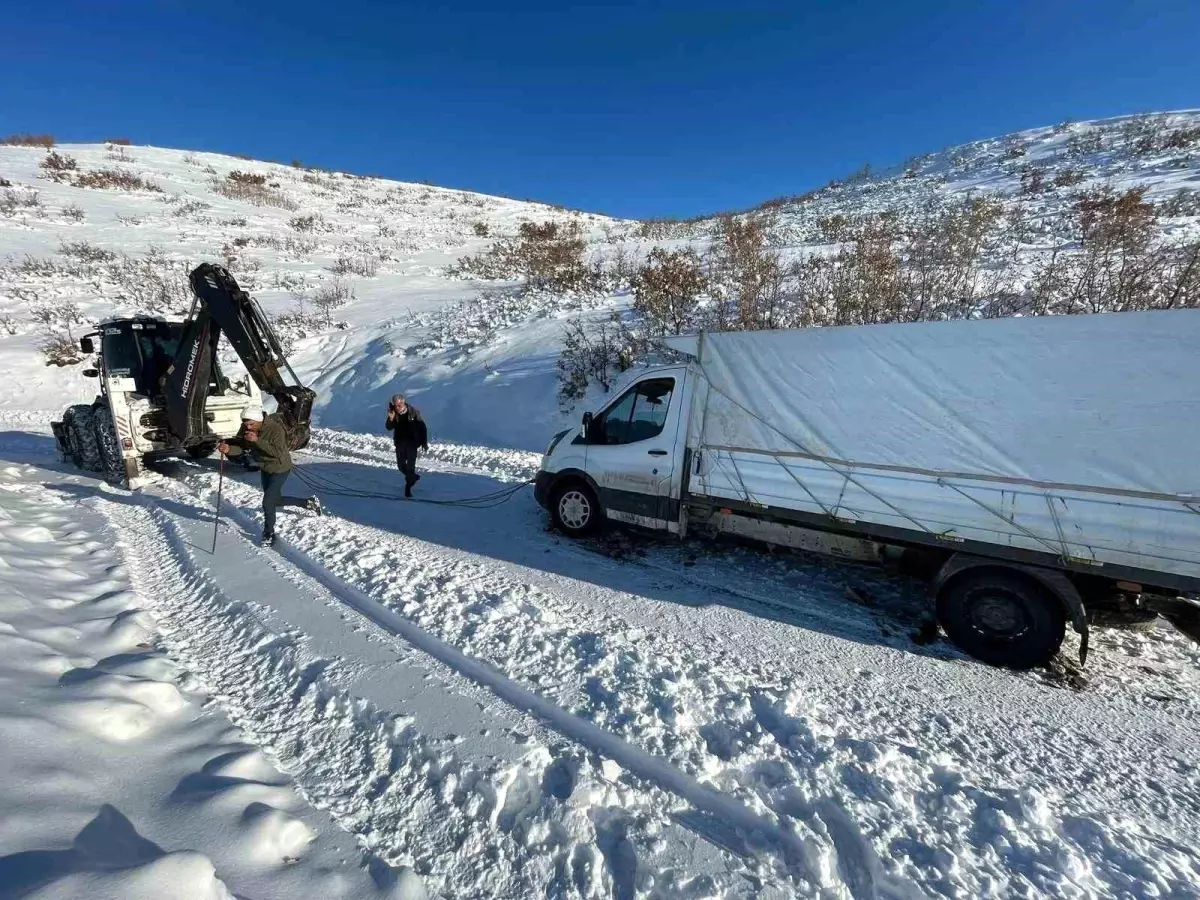 Kovancılar’da Karla Kaplı Şarampoldeki Pikap İl Özel İdaresi Tarafından Kurtarıldı