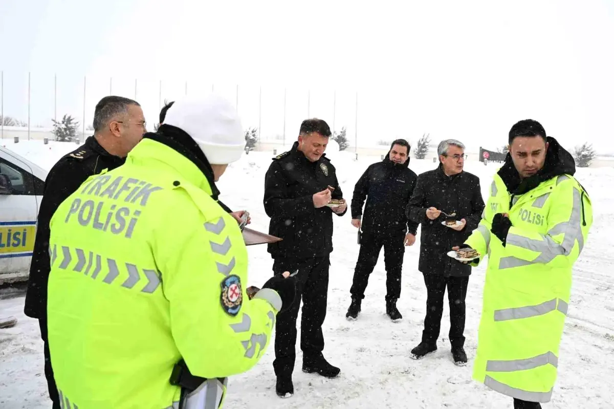 Erzincan Emniyet Müdürü Baybaba, Kar Yağışında Görev Yapan Personeline Moral Ziyareti Gerçekleştirdi