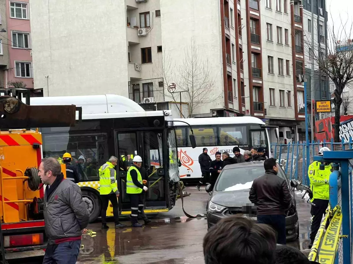 Esenler'de İETT Otobüsü Kontrolden Çıkarak Otoparka Daldı, Yaralı Yok