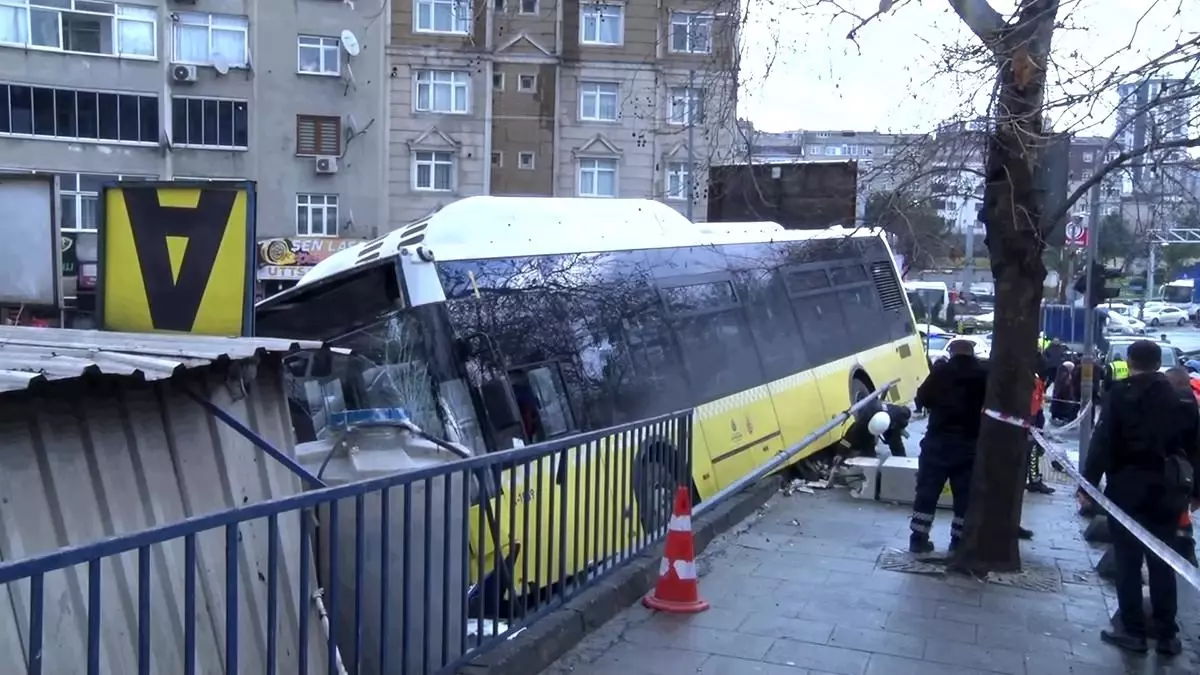 Esenler'de IETT Otobüsü Kontrolünü Kaybederek Otoparka Girdi