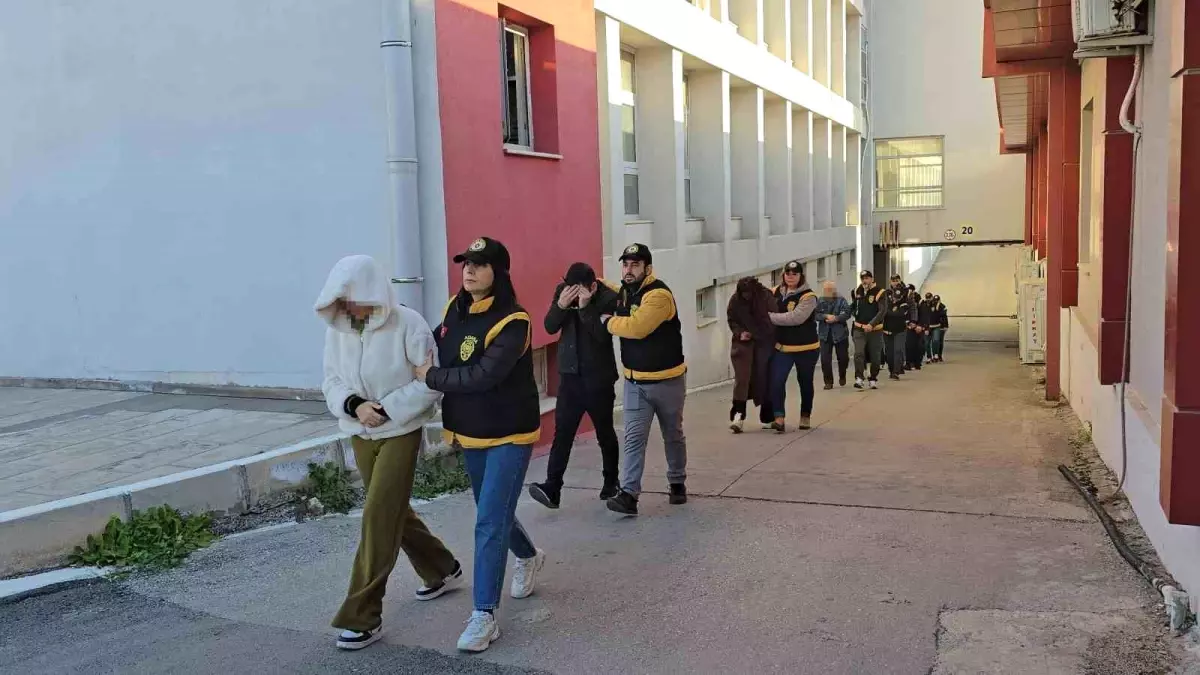 Adana’da Masaj Salonlarında Fuhuş Zinciri Çökertildi: 14 Kişi Tutuklandı