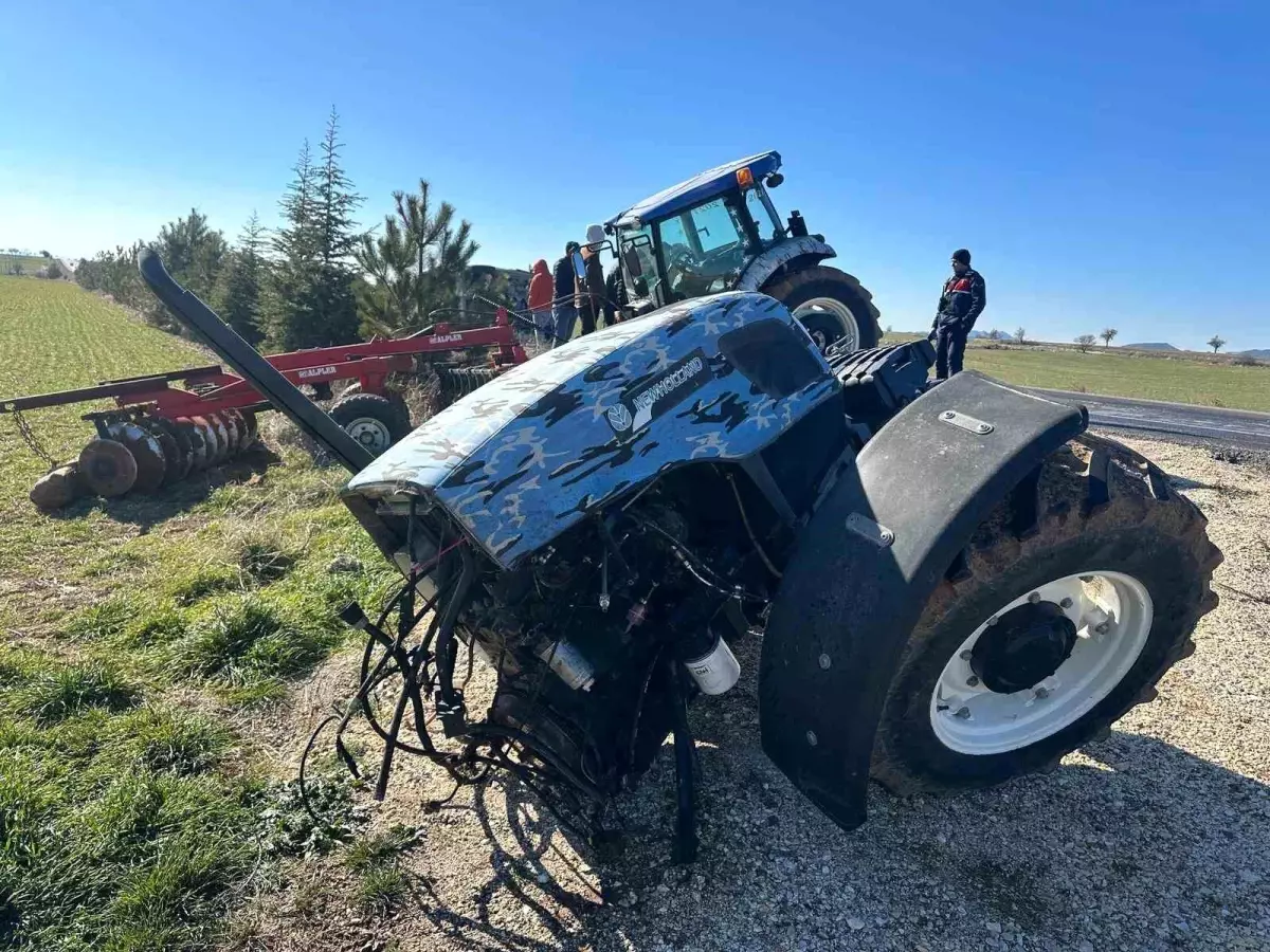 Uşak'ta Traktör ve Kamyonet Çarpıştı: Sürücü Yaralandı
