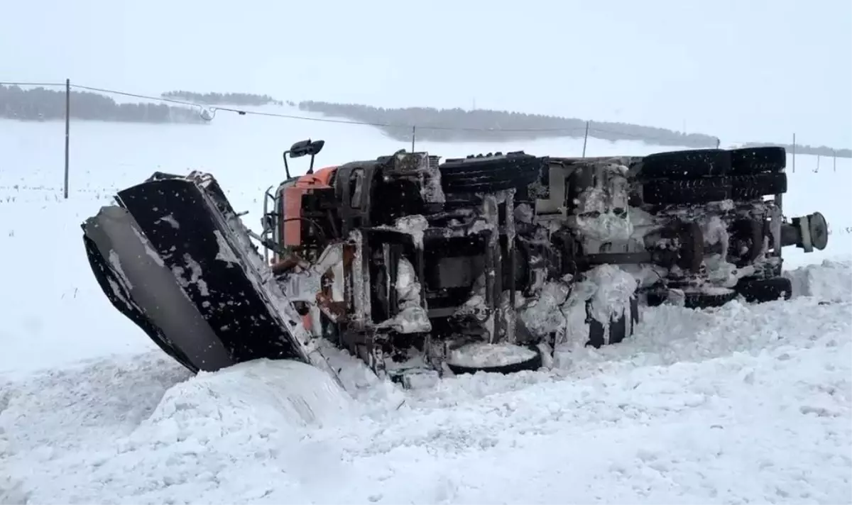 Ardahan‑Kars Karayolunda Kar Küreme Aracı Devrildi, Trafik Kısa Süreli Kısıtlandı