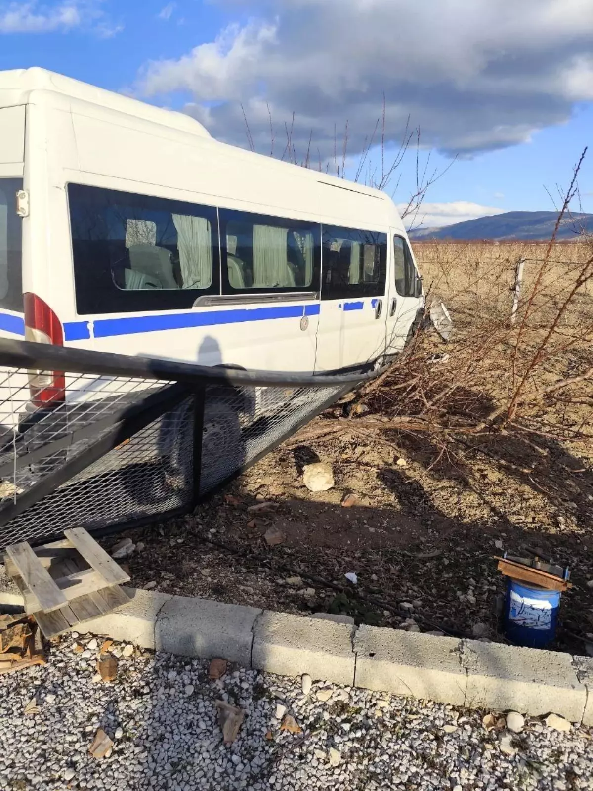 Yalvaç’ta Hafif Ticari Araç Kontrolden Çıkarak Bahçe Evine Çarptı: 1 Yaralı