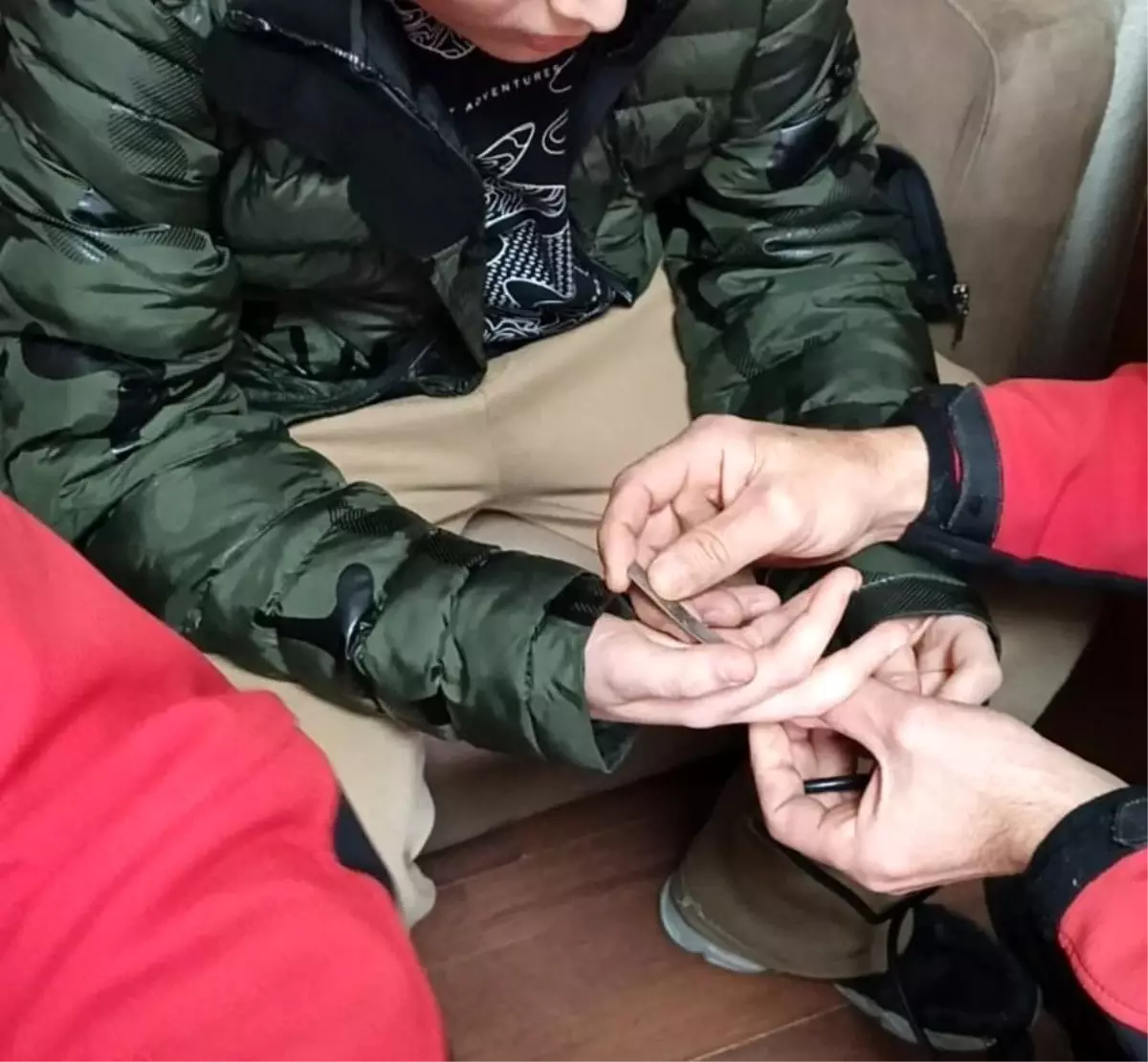 Rize'de 10 Yaşındaki Çocuğun Parmagına Sıkışan Madeni Para İtfaiye Ekipleri Tarafından Çıkartıldı
