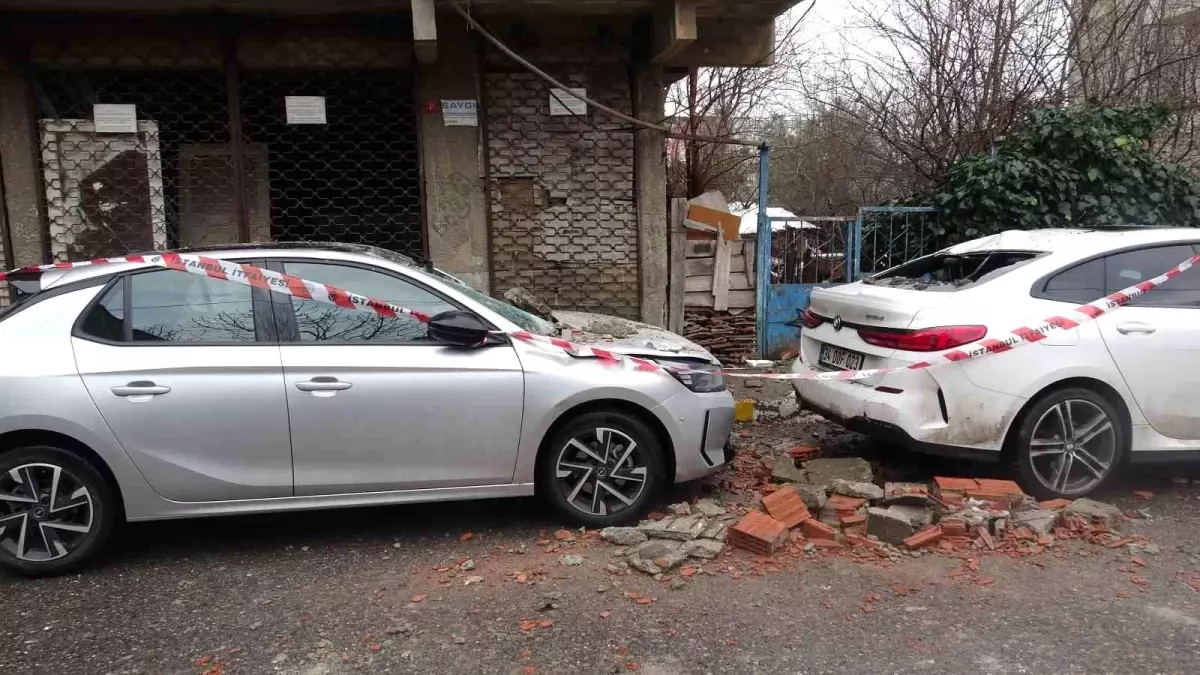 Sultanbeyli’de Eski Bina Balkonu Çöktü, İki Araç Hasar Aldı