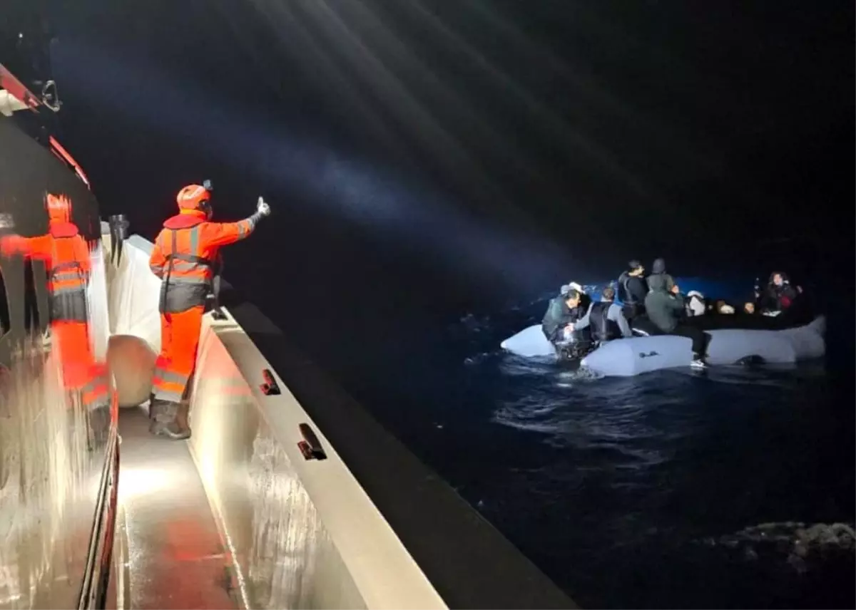 Urla Açıklarında Lastik Botta Motor Arızası: 24 Düzensiz Göçmen Güvenli Kıyıya Çıkarıldı