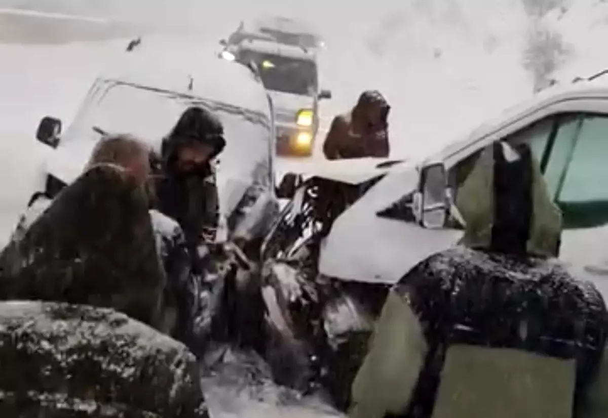 Yüksekova’da Buzlu Yolda İki Kamyonet Çarpıştı: Maddi Hasar Oluştu