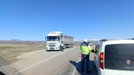 Beypazarı'nda Jandarma, Kış Lastiği ve Tonaj Kontrolleriyle Trafik Denetimi Gerçekleştirdi