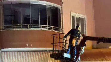 İtfaiye ekiplerinin yangını söndürürken görüntüsü