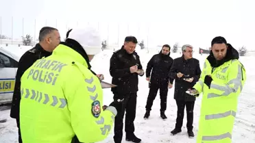 Kar altında görev yapan Erzincan polis ekipleri