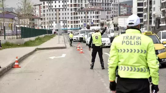 Denetim yapan polis ekipleri