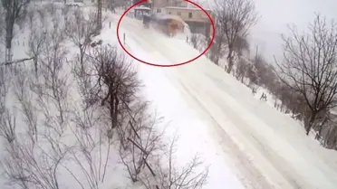 Uçuruma düşen tırın enkazı