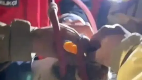 Kurtarılan yavru kedinin itfaiye görevlileriyle fotoğrafı