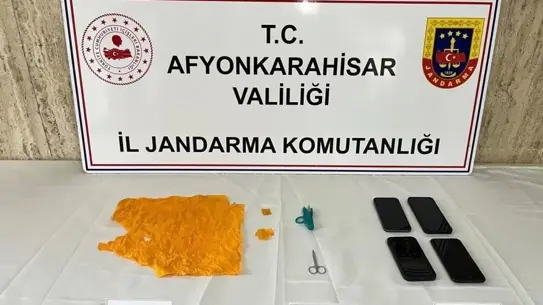 Operasyonda ele geçirilen uyuşturucu ve silahlar