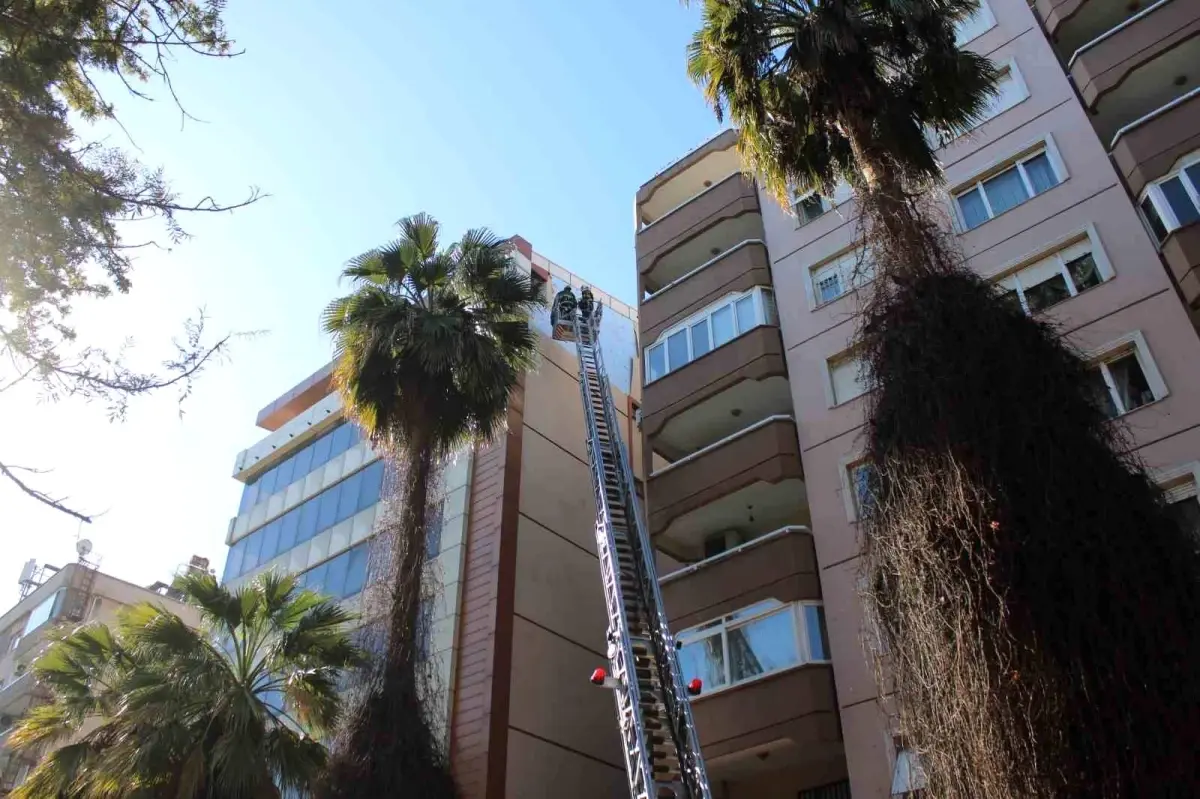 Aydın Efeler'de Şiddetli Rüzgar Binanın Cephesini Yıktı, Yaralanma Olmadı