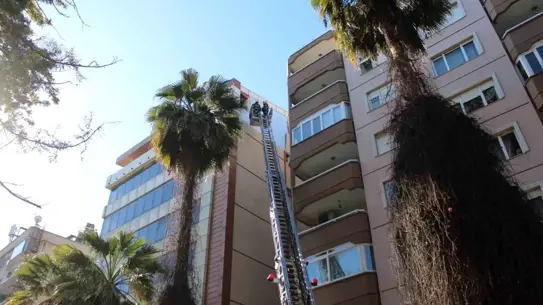 Rüzgarın etkisiyle sökülen bina cephesi