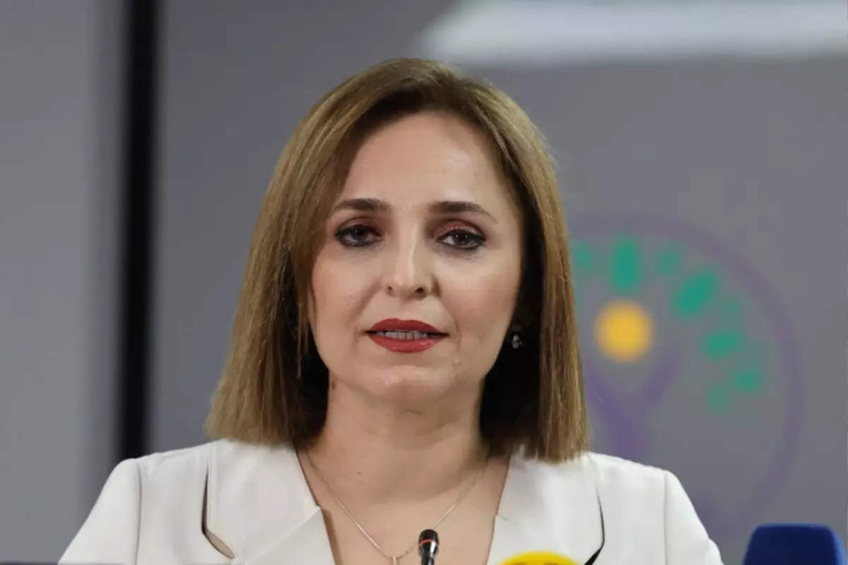 DEM Parti Sözcüsü Ayşegül Doğan'dan Bayrak Açıklaması: "Herhangi Bir Sorunumuz Yok"