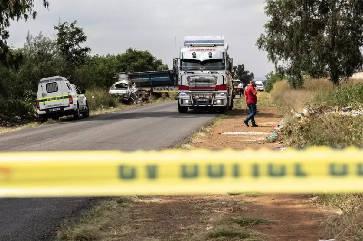 Gauteng'de Okul Servisi ve Kamyon Çarpışması: 13 Öğrencinin Ölümü ve 3 Yaralı