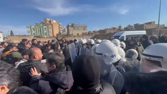 Polis memurları tazyikli suyla müdahale ederken
