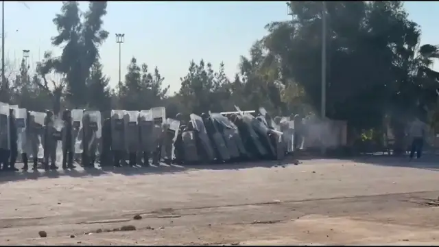 Göstericilerin taş atışı