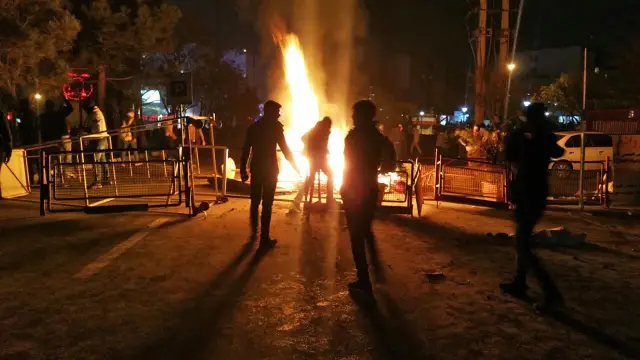 İran bayrağı ve protesto pankartları