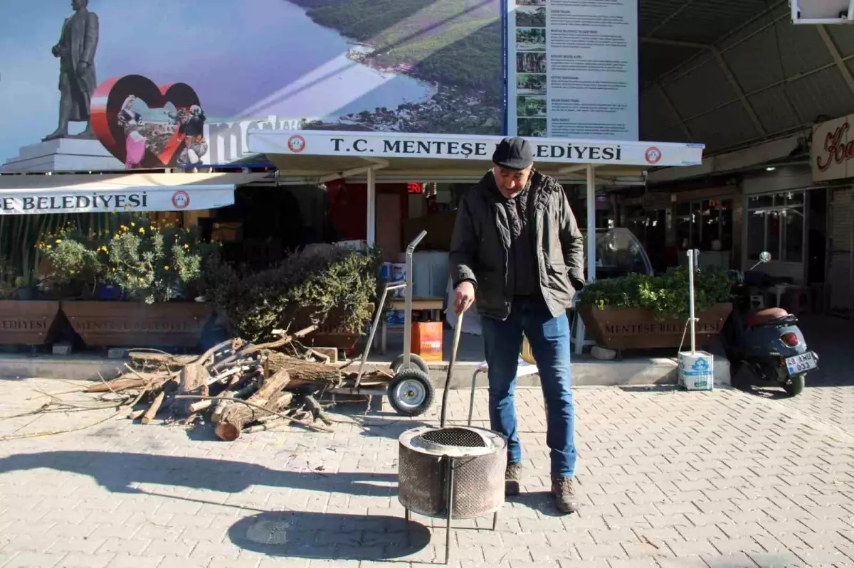 Muğla’nın Menteşe Pazarında Dondurucu Soğukta Esnaf Ateş Yakarak Isınmaya Çalışıyor