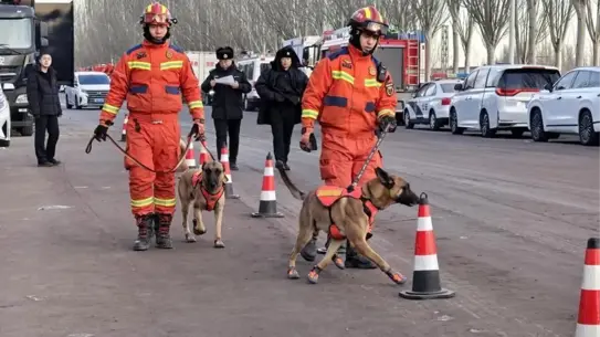Patlama sonrası hasar görmüş çelik fabrikası