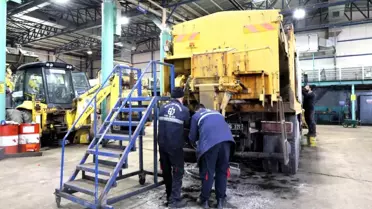 İş makineleri bakım atölyesi içinde çalışan teknisyenler