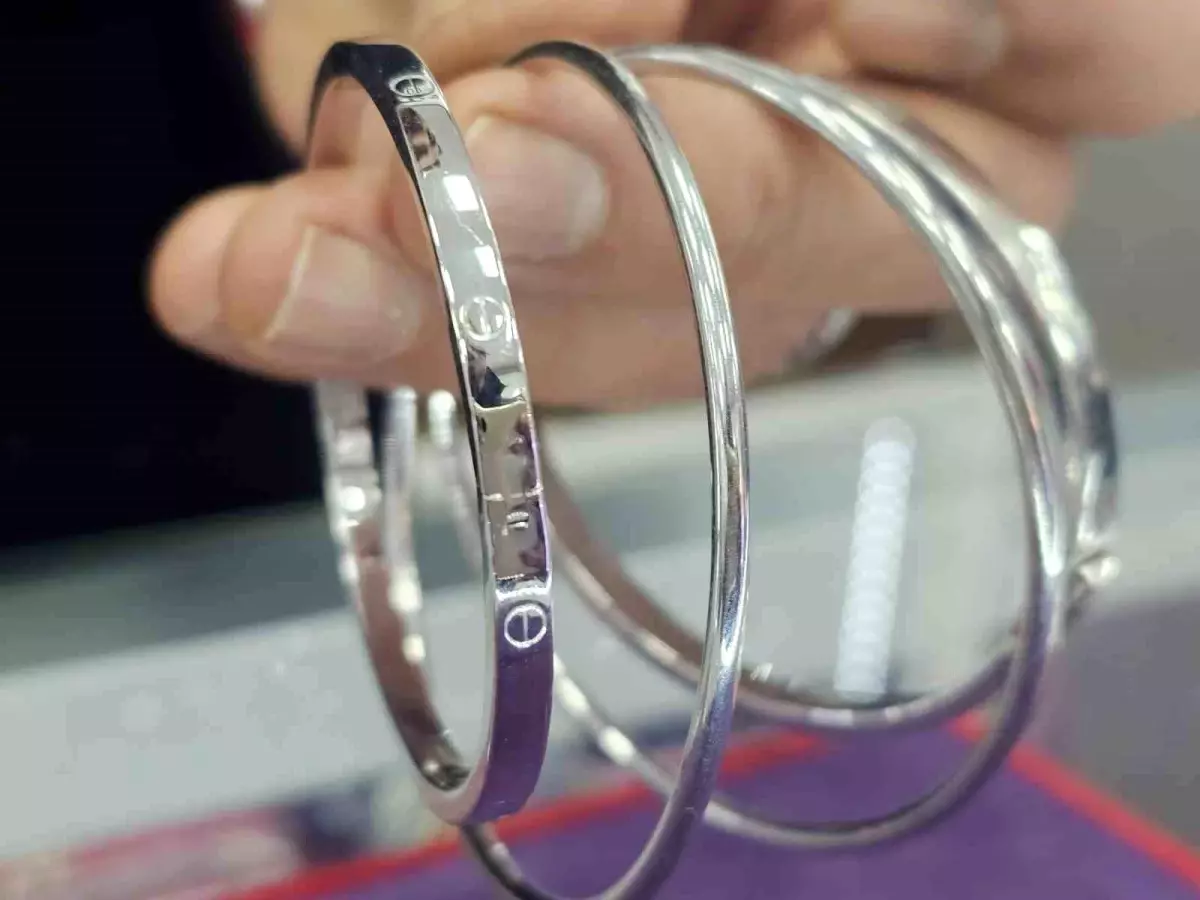 Gümüş Bileziklerde Talep Patlaması: Yaz Düğünlerinin Yeni Gözdesi